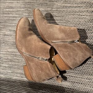 Paul Green 🎉HP🎉🎈suede booties with stacked heel, round toe, double side zip